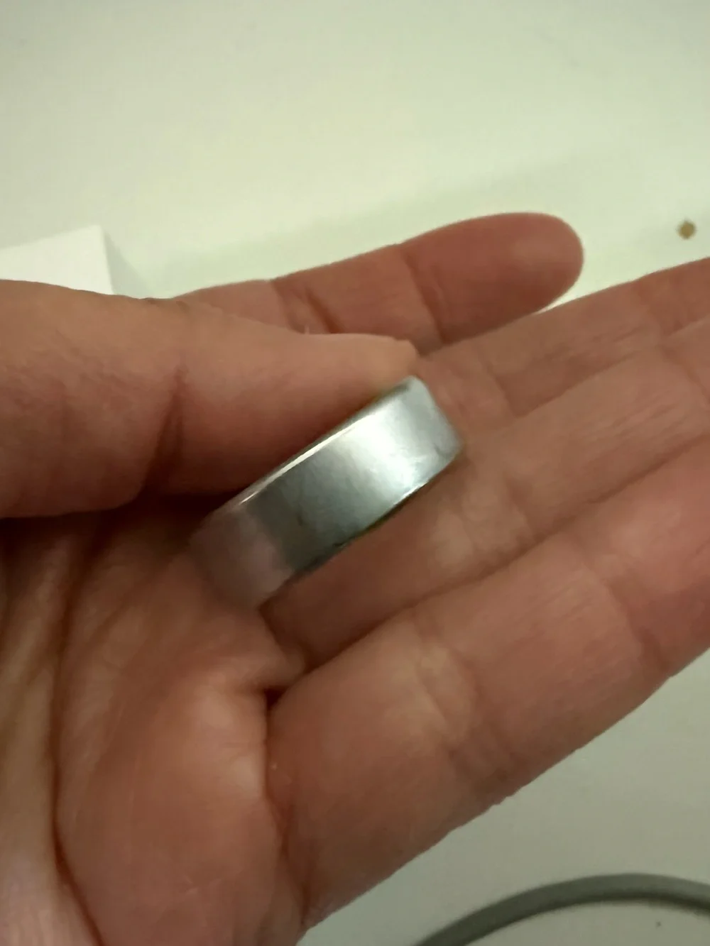 Oura Ring 4 - Size 8 Silver (Complete Set with Charger & Box)
